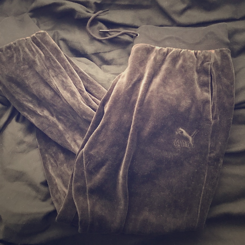 Black velour puma Sweat pants *large*